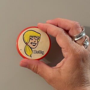 Vintage Betty Cooper Archie Comics Pin – Retro Character Button 1980s-1990s